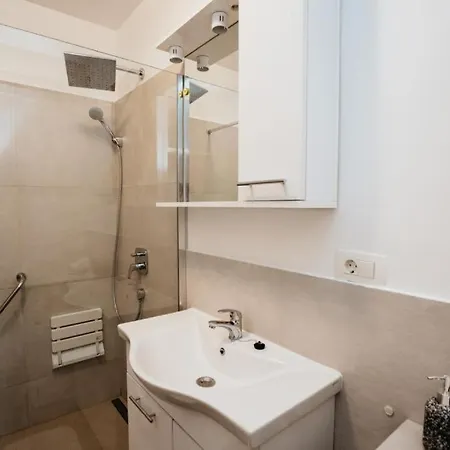 Big Near Center Apartment Zadar